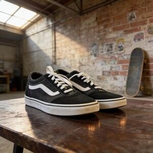 Vans Old Skool black trainers #skateboarding #vansoffthewall
